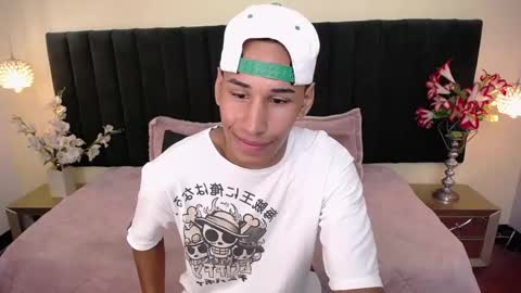 Snapshot of soft_attraction chatting on October 24, 7:43 pm Cam and Amy online show from October 24, 7:43 pm