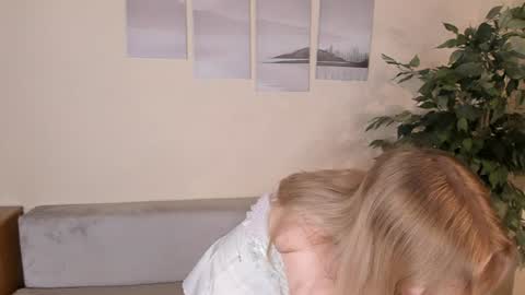 Nana online show from July 12, 10:45 pm