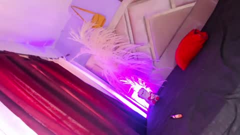 Snapshot of sophia_horny19 chatting on June 16, 6:32 pm sophia_horny19 online show from June 16, 6:32 pm