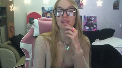 Snapshot of sophiasonata chatting on December 13, 7:53 pm SophiaSonata online show from December 13, 7:53 pm