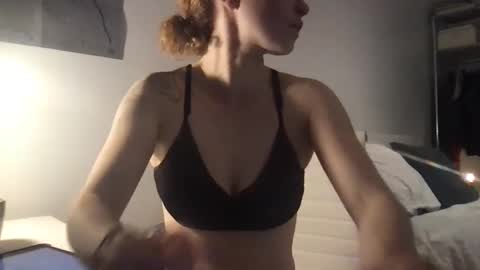 Snapshot of sophie21xoxo chatting on October 5, 1:59 am sophie21xoxo online show from October 5, 1:59 am