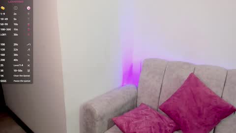 Snapshot of sophie_alice chatting on February 10, 5:52 pm Alice online show from February 10, 5:52 pm