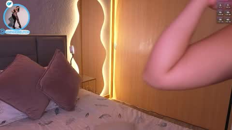 Snapshot of sophie_belton chatting on December 16, 7:41 pm sofia online show from December 16, 7:41 pm