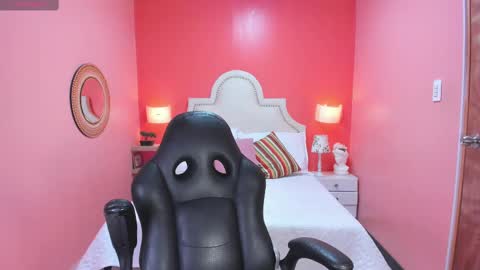 Snapshot of sophie_grays chatting on October 22, 8:52 pm S O P H I E online show from October 22, 8:52 pm