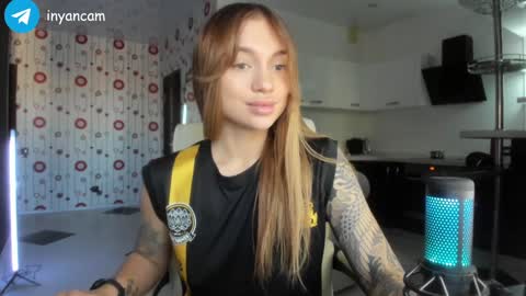 Snapshot of sophie_in chatting on December 17, 7:07 am Sonya online show from December 17, 7:07 am