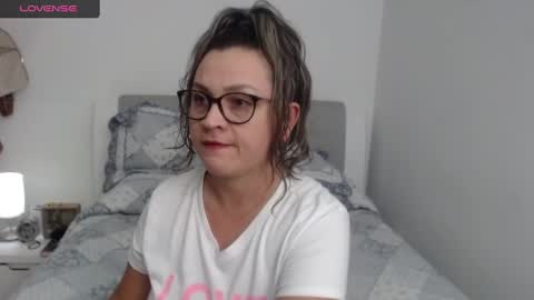 Snapshot of sophie_lopez1 chatting on January 19, 3:29 am Sofa online show from January 19, 3:29 am