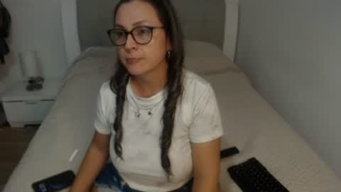 Snapshot of sophie_lopez1 chatting on June 18, 11:20 pm Sofa online show from June 18, 11:20 pm