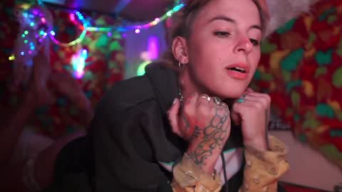 Snapshot of sophie_lovely chatting on December 21, 5:58 am derpy derpington online show from December 21, 5:58 am