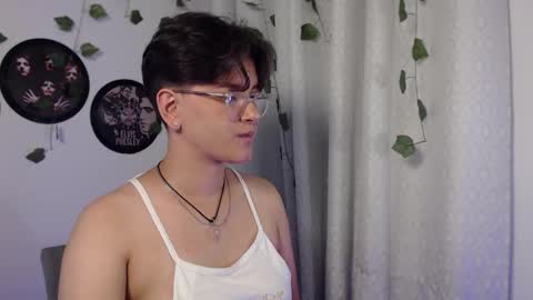 Snapshot of sophie_ross1 chatting on November 20, 1:17 am sophie_ross1 online show from November 20, 1:17 am