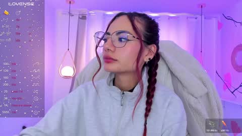 Snapshot of sophiecherry_ chatting on December 9, 8:33 pm Sophie IG sophiecherry es online show from December 9, 8:33 pm