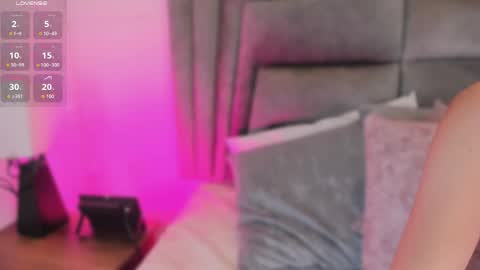 Snapshot of sophiee_smith chatting on April 27, 11:19 am Sophie online show from April 27, 11:19 am