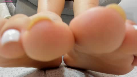 Snapshot of sophieharris__ chatting on December 15, 5:20 pm sophieharris__ online show from December 15, 5:20 pm