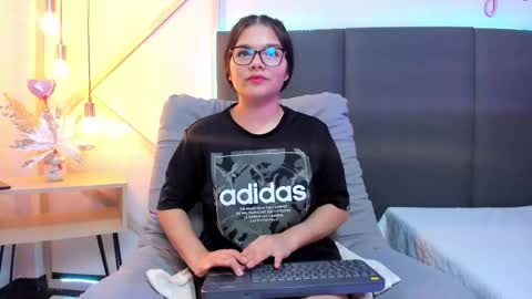 Snapshot of sophieharris__ chatting on February 22, 2:50 am sophieharris__ online show from February 22, 2:50 am