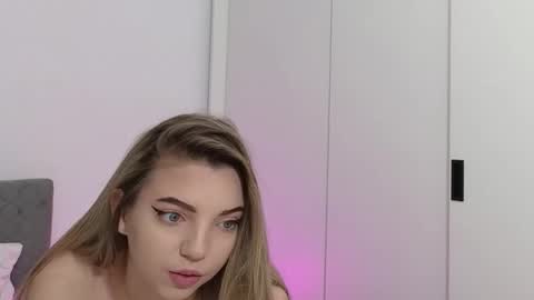 Snapshot of sophiewild1_ chatting on February 4, 5:35 am SophieWild online show from February 4, 5:35 am