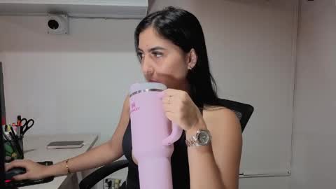Snapshot of sophiie_blakee chatting on May 31, 10:44 pm Sophiee online show from May 31, 10:44 pm