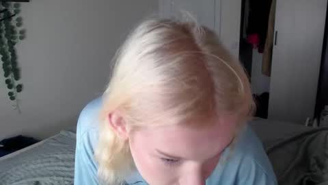 Snapshot of soska_albinosk chatting on December 2, 11:48 am soska_albinosk online show from December 2, 11:48 am