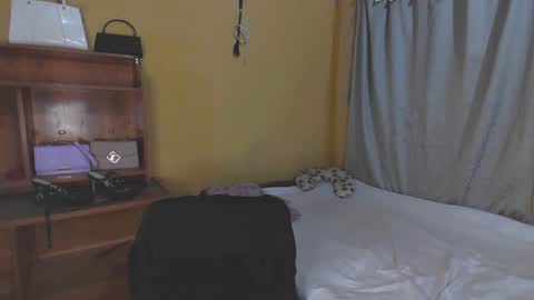 Snapshot of soy_miauhg chatting on December 9, 2:24 am Miauhg online show from December 9, 2:24 am