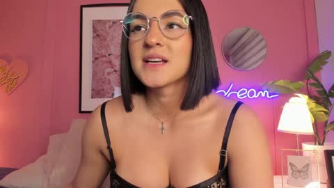 Snapshot of soysaraa_ chatting on January 7, 10:54 am Aleja online show from January 7, 10:54 am