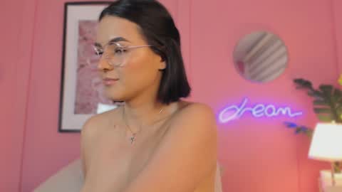Snapshot of soysaraa_ chatting on February 5, 10:51 am Aleja online show from February 5, 10:51 am