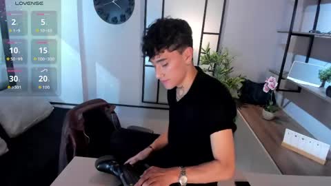 Snapshot of spencerwhite_ chatting on May 9, 8:36 pm Spencer online show from May 9, 8:36 pm