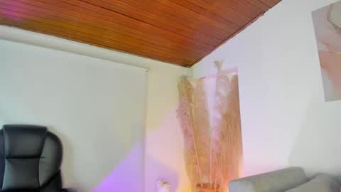 Snapshot of spicyvainilla chatting on May 3, 1:00 am Valeria online show from May 3, 1:00 am