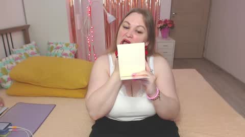 Snapshot of squirting_goddess4u chatting on June 4, 9:21 pm Lily online show from June 4, 9:21 pm