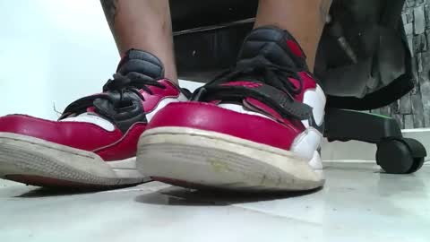 Snapshot of srfindomfeet_ chatting on April 19, 6:10 pm sr master cum its my old account online show from April 19, 6:10 pm