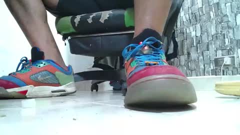 Snapshot of srfindomfeet_ chatting on April 21, 5:17 pm sr master cum its my old account online show from April 21, 5:17 pm