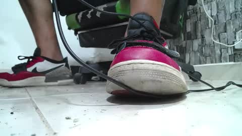 Snapshot of srfindomfeet_ chatting on April 27, 8:18 pm sr master cum its my old account online show from April 27, 8:18 pm