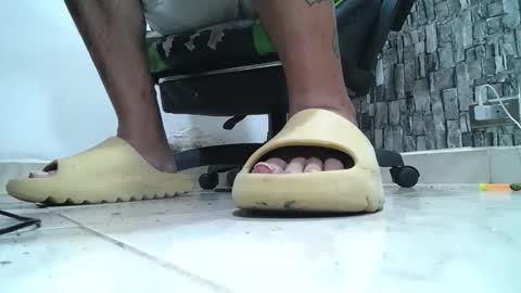 Snapshot of srfindomfeet_ chatting on May 1, 5:28 pm sr master cum its my old account online show from May 1, 5:28 pm