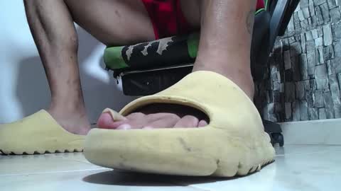 Snapshot of srfindomfeet_ chatting on May 11, 7:11 pm sr master cum its my old account online show from May 11, 7:11 pm