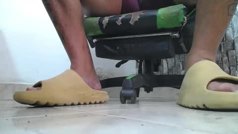Snapshot of srfindomfeet_ chatting on May 16, 5:12 pm sr master cum its my old account online show from May 16, 5:12 pm