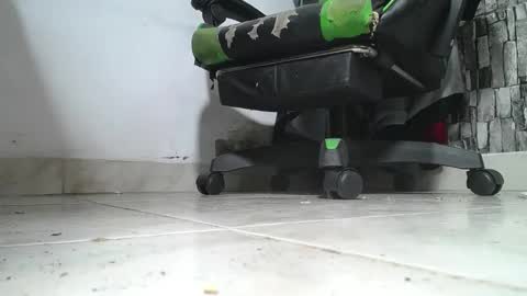 Snapshot of srfindomfeet_ chatting on May 19, 1:56 am sr master cum its my old account online show from May 19, 1:56 am