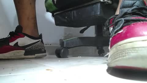 Snapshot of srfindomfeet_ chatting on May 21, 12:28 am sr master cum its my old account online show from May 21, 12:28 am