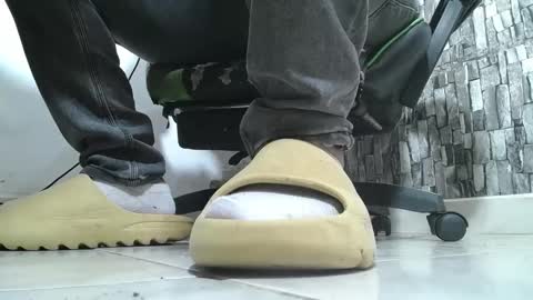 Snapshot of srfindomfeet_ chatting on May 24, 1:32 am sr master cum its my old account online show from May 24, 1:32 am