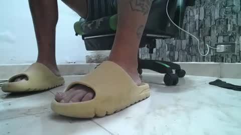 Snapshot of srfindomfeet_ chatting on June 26, 7:07 pm sr master cum its my old account online show from June 26, 7:07 pm