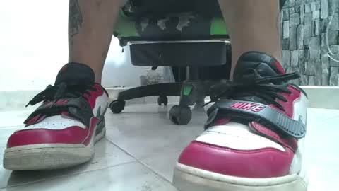 Snapshot of srfindomfeet_ chatting on June 30, 11:28 pm sr master cum its my old account online show from June 30, 11:28 pm