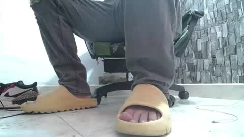 Snapshot of srfindomfeet_ chatting on July 5, 5:42 pm sr master cum its my old account online show from July 5, 5:42 pm