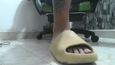 Snapshot of srfindomfeet_ chatting on July 14, 2:05 am sr master cum its my old account online show from July 14, 2:05 am