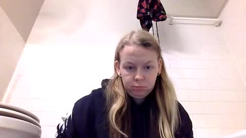 Snapshot of sriley386444137 chatting on December 18, 6:03 pm sriley386444137 online show from December 18, 6:03 pm