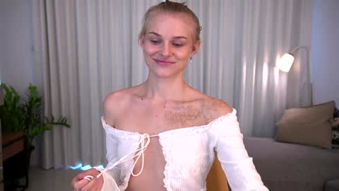 Snapshot of ssscarlett chatting on December 17, 4:12 am Scarlett online show from December 17, 4:12 am