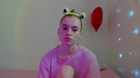 Snapshot of stacey_brow chatting on May 8, 1:33 am stacey online show from May 8, 1:33 am