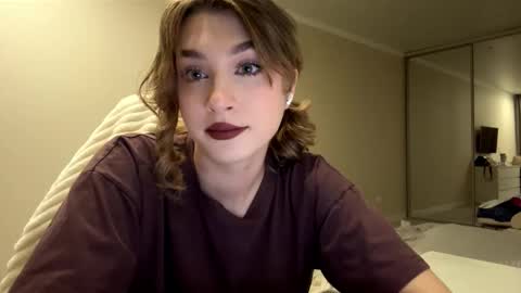 Snapshot of stacicurren chatting on February 15, 2:03 pm Elli online show from February 15, 2:03 pm