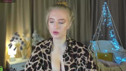 Snapshot of stacy_riiver chatting on November 22, 8:46 am Stacy Mon Tue Wed Thu Fri Sun GMT GMT 3 1000am - 0400pm online show from November 22, 8:46 am