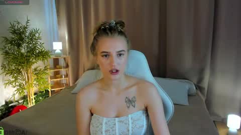 Snapshot of stacy_riiver chatting on June 6, 9:36 am Stacy Mon Tue Wed Thu Fri Sun GMT GMT 3 1000am - 0400pm online show from June 6, 9:36 am