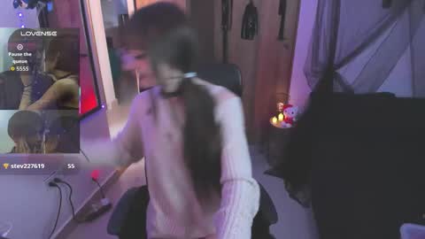 Snapshot of starrraura chatting on December 1, 6:13 pm Star Aura online show from December 1, 6:13 pm