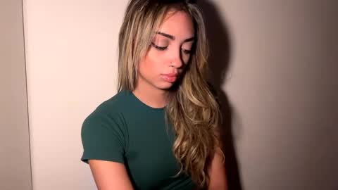 Mia online show from April 8, 9:31 am