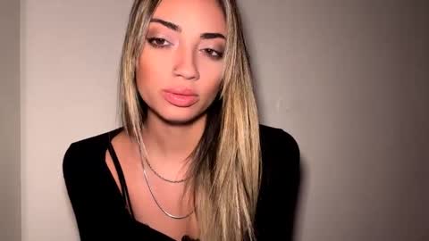 Mia online show from April 10, 9:52 pm