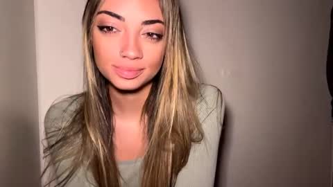 Mia online show from April 11, 10:19 am