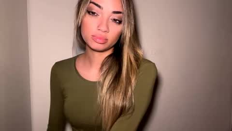 Mia online show from April 13, 8:53 am